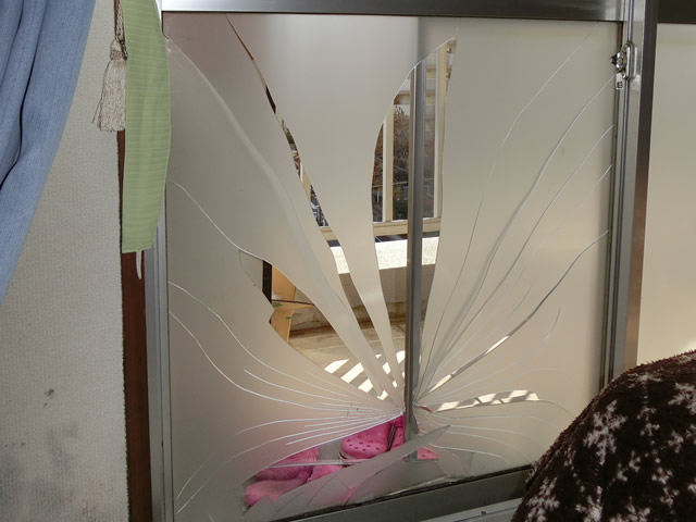 掃出し窓のガラス修理　すりガラス【施工前】　名古屋市南区